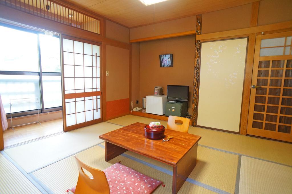 Ban-Ya Hot Spring Inn Yufu Quarto foto